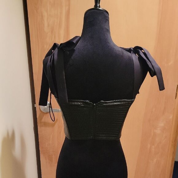 Alice + Olivia Cassidy Vegan Leather Tie Shoulders Top Sz 6 - Picture 12 of 12